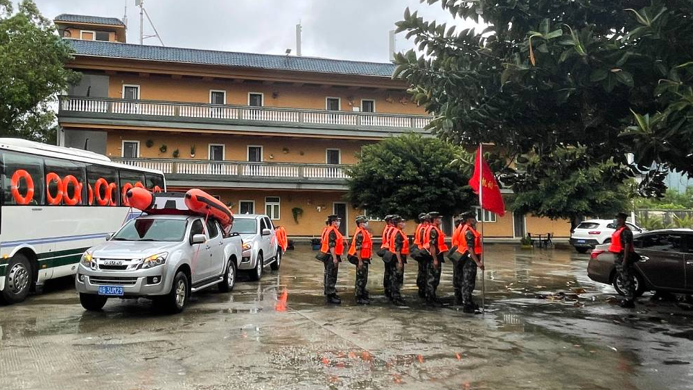 溫暖且堅定，致敬暴雨中的“守護”色！