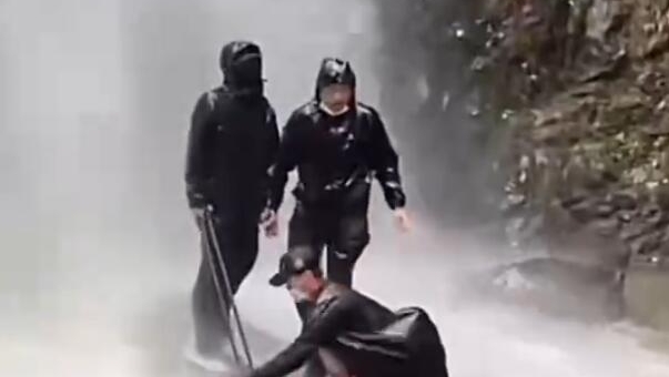 暴雨天打卡瀑布出什么片？ 警示教育片！