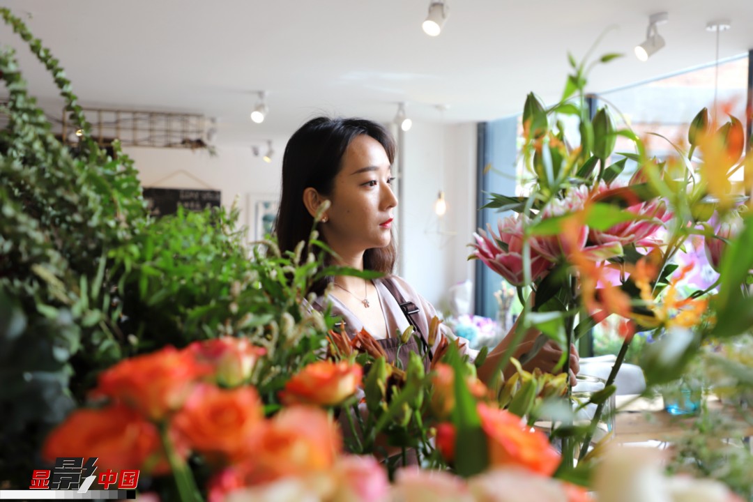 每天和花打交道是一個幸福的職業(yè)，但同時也充滿壓力和挑戰(zhàn)，“花在呈現(xiàn)給客人的那一瞬間是美好的，但前面的每一個步驟都是很辛苦的?！蓖趵桄抡f，花藝是最原始的手工藝產(chǎn)品，沒有辦法機(jī)械化、流程化和規(guī)?；?，必須要用雙手一點點地賦予其生命和美感。圖為王黎媛在挑選制作花束的鮮花。新華網(wǎng) 周亞平/攝 念新洪/文