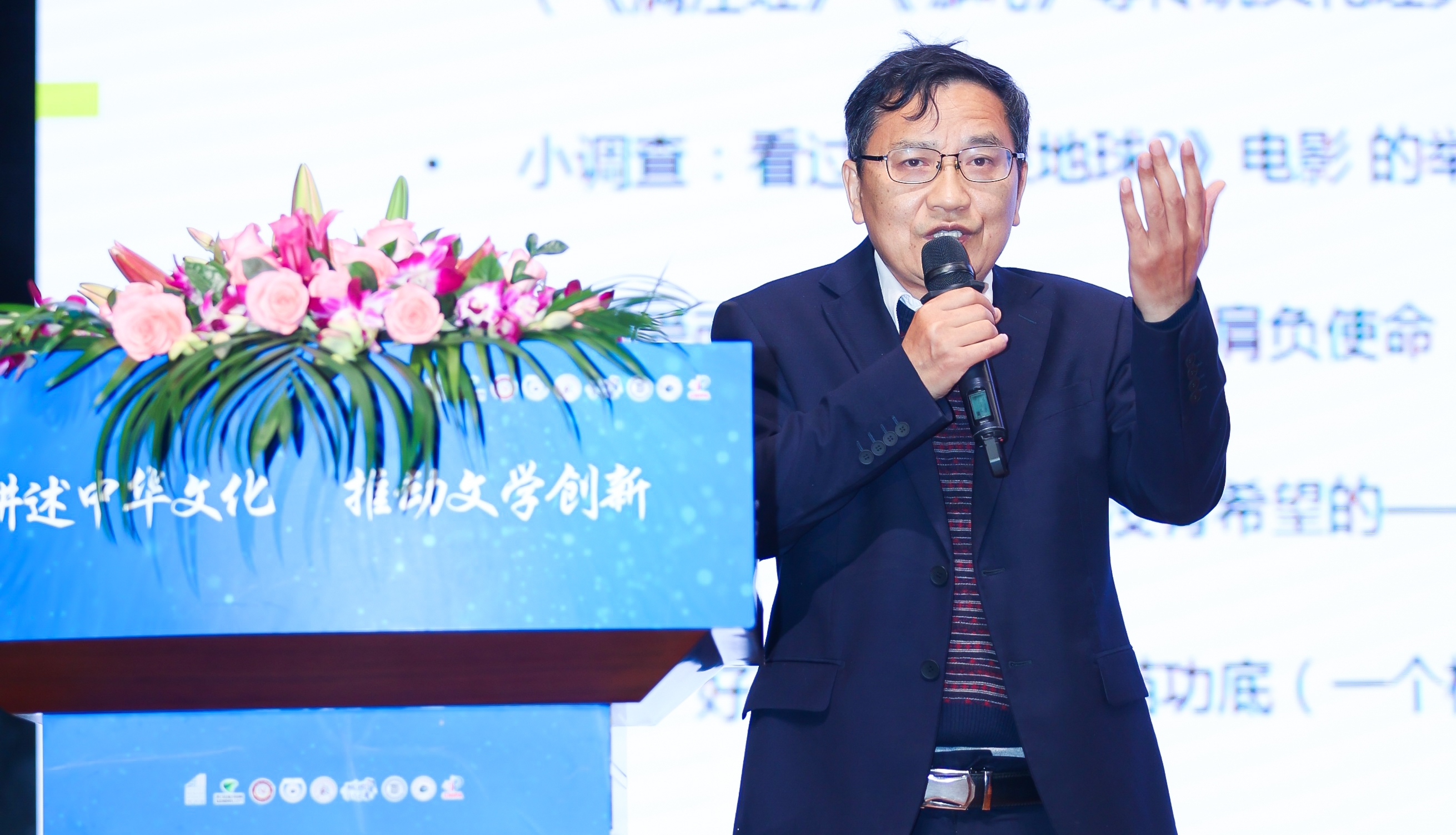 活動(dòng)現(xiàn)場(chǎng)，“全國文學(xué)盛典名師大講堂”主講嘉賓謝晨為大家?guī)碇黝}講座